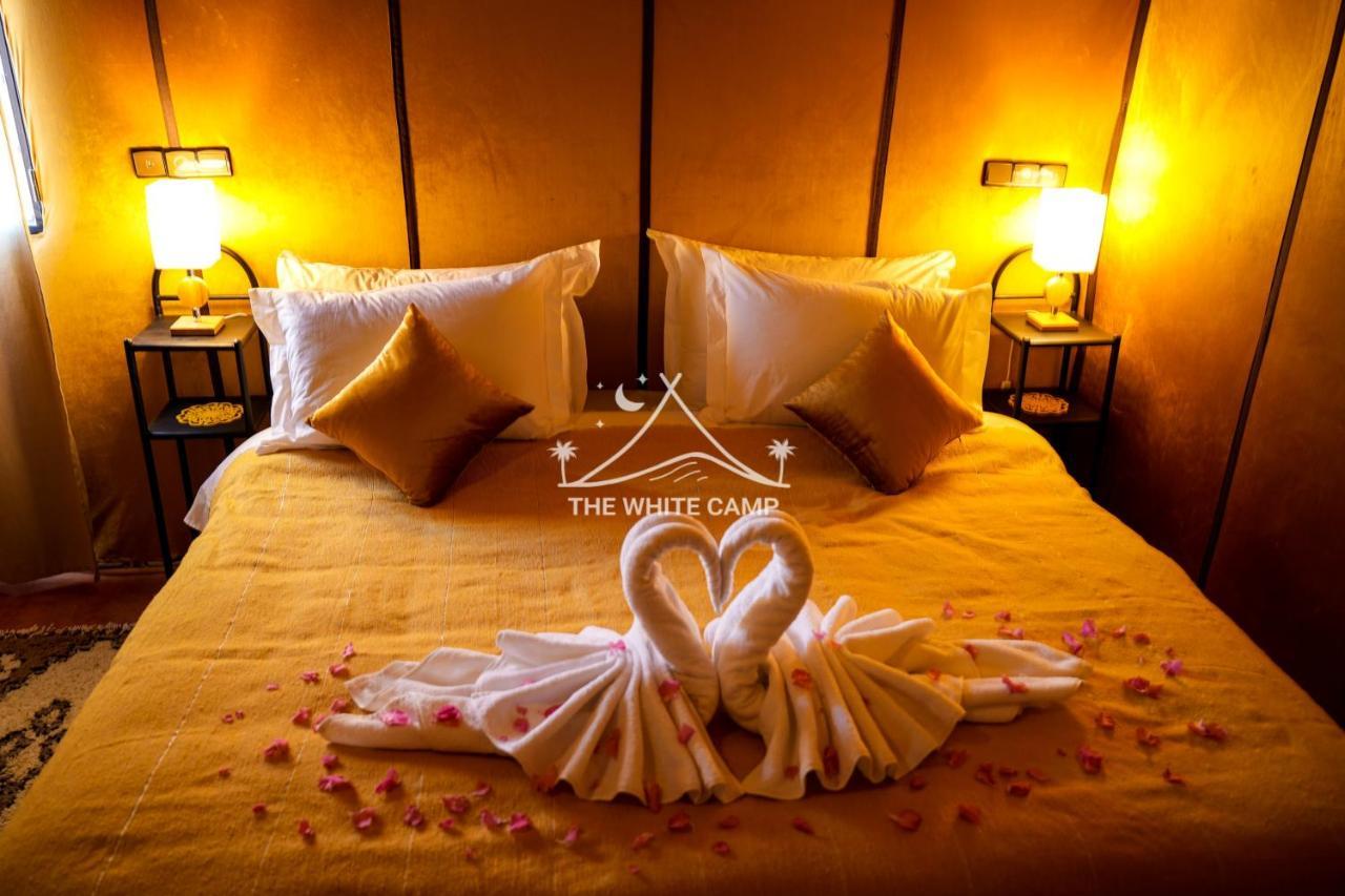 The White Camp - Your Merzouga Luxury Desert Camp & Erg Chebbi Dunes Camel Riding Eksteriør billede