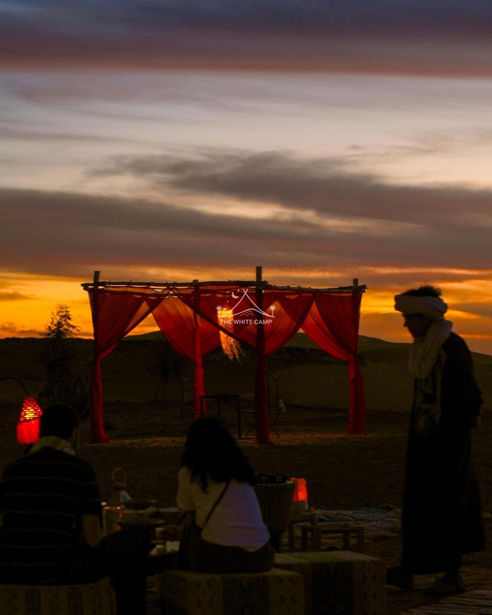 The White Camp - Your Merzouga Luxury Desert Camp & Erg Chebbi Dunes Camel Riding Eksteriør billede